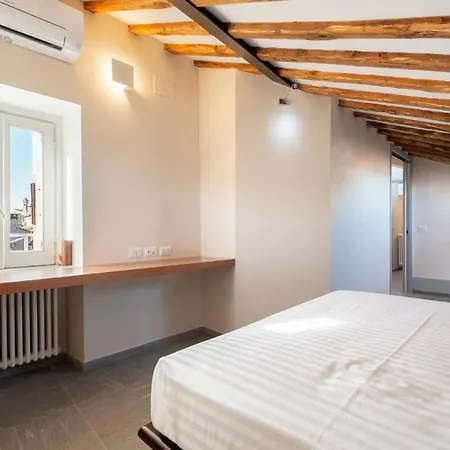 Cosy Two Bedroom Apt, 3 Mins To Piazza Navona *